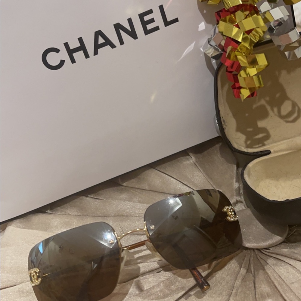 Vintage 2000’s Chanel sunglasses!! Perfect for Christmas gift 🎁 🎅🏼